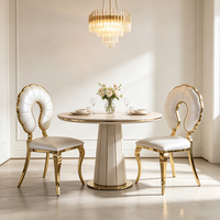 Chaise de banquet de luxe avec dossier ajouré floral, pieds courbés en acier inoxydable et assise rembourrée blanche, pour hôtels, villas, fêtes et événements