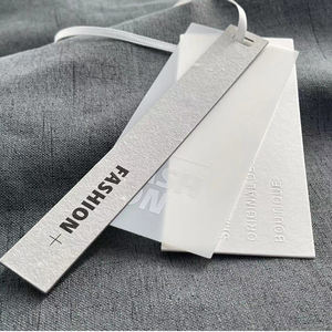 Étiquettes suspendues personnalisées de luxe en PVC givré <span class=keywords><strong>translucide</strong></span> avec logo en relief <span class=keywords><strong>pour</strong></span> vêtements, jeans et maillots de bain - Product Image 6