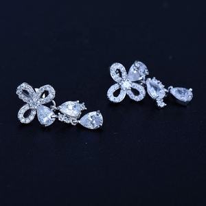 ต่างหูทรงผีเสื้อสุดฮิตสำหรับงานปาร์ตี้ ทำจากโลหะผสมไทเทเนียมและทองแดง ชุบด้วยไฟฟ้า ประดับด้วยเพชรซิคอนและคริสตัลทรงหยดน้ำ สไตล์โรแมนติกแบบเกาหลี - Product Image 3