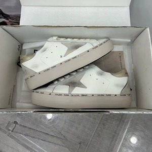 Zapatillas deportivas clásicas con estrellas doradas de lentejuelas y detalles plateados, de cuero de vaca de alta calidad, con suela invisible, para primavera e invierno. - Product Image 4