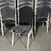 Chaise de banquet classique avec structure en fer et assise en mousse, empilable, pour hôtels, mariages, salons, parcs, vente en gros directe d'usine, personnalisation OEM