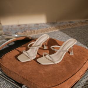 Sandalias de plataforma retro de alta calidad con tacones puntiagudos y delgados son zapatos de boda elegantes y a la moda. - Product Image 1