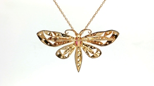 จี้รูปไข่ประดับทับทิมสีม่วงแดงสไตล์อาร์ตเดโค โดดเด่นด้วยความสง่างามเหนือกาลเวลา จี้และเข็มกลัดนี้มีสีสันสดใส - Product Image 3