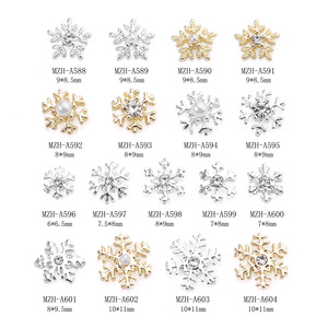 ชุดตกแต่งเล็บ 3 มิติ แบบ DIY สำหรับร้านทำเล็บ วัสดุโลหะผสมสีทอง สีเงิน มุก พลอยเทียม เกล็ดหิมะ ของตกแต่งเล็บคริสต์มาส สำหรับผู้หญิงและเด็กผู้หญิง - Product Image 1