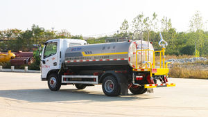 Camión de Riego de 5 Metros Cúbicos Dongfeng Personalizable en China, Camión de Pulverización para el Verdeado de Carreteras, Vehículo de Saneamiento Urbano - Product Image 6