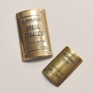 Étiquettes personnalisées en cuir pour flacons de parfum boisés, rectangulaires, or brossé, imprimé noir, minimalistes, avec dorure à chaud - Product Image 3