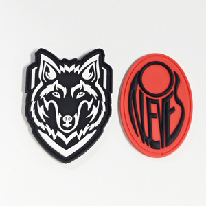 Parches de goma suave personalizados CCH con diferentes etiquetas de identificación son ideales para decorar ropa creativa. - Product Image 1