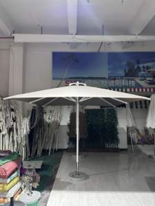 Sombrilla Comercial Grande de 9 pies con Marco Octagonal de Aluminio y Lona, con Poste Central, para Exteriores, Mesas de Mercado, Patios y Restaurantes - Product Image 3