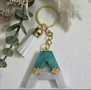 LLavero de resina hecho a mano con borla Whelk, llavero con letra inicial, llavero con letras, regalos, accesorio para bolsa de joyería - Product Image 3