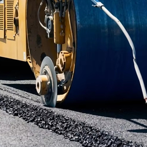 Aditivo Asfáltico Esmul de Calidad Superior para Construcción de Carreteras, Adhesivo en Frío para Mezcla Asfáltica, Suministro a Granel - Product Image 1