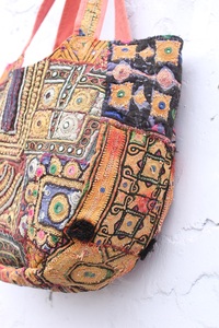 Compre Bolsos Banjara Auténticos en Línea - Bolso Tote Tribal Indio Hecho a Mano con Parches y Espejos, Regalo de Aniversario para Ella - Product Image 3