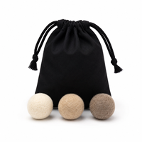 Boules de feutre en peluche bio LucyBalu Peach Fuzzy |   Balles pour chat en laine de mouton 100% |   3+ balles de jeu en feutre fait main avec pochette en coton |   Fabriqué