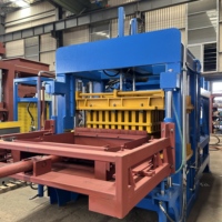 Équipement automatique de fabrication de blocs QT10-15 avec machine à revêtement de surface pour pavés colorés