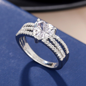 Anello da Donna a Quattro Punte con Cuore, Design Minimalista di Tendenza, Gioiello da Dito Impilabile per Ogni Occasione, Regalo Perfetto - Product Image 4