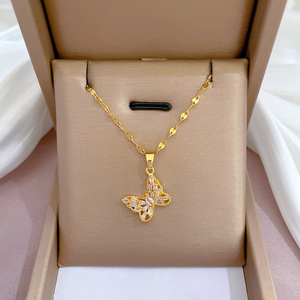Collier Papillon Brillant en Acier Inoxydable Doré, Étanche, avec Pendentif Papillon en Zircon Cubique, Vente en Gros - Product Image 1
