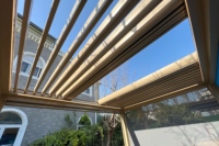 Pergola en aluminium avec toit rétractable et système de puits de lumière pour des espaces de vie extérieurs élégants