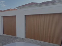 Puerta de Garaje Seccional Automática BOCHRAM con Revestimiento de Madera, Aislamiento Térmico, Impermeable, Exterior de Aleación de Aluminio, Eficiente en Energía