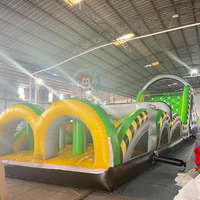 Parcours d'obstacles gonflable pour adultes Jeu d'obstacles rotatifs gonflables Pistolet Nerf Obstacle gonflable