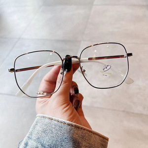 Monture de lunettes carrée Qianai, taille moyenne, verres PC anti-UV et anti-lumière bleue, unisexe, branches métalliques rayées - Product Image 1