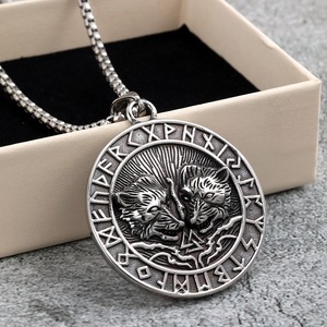 Collier pendentif vintage en acier inoxydable, double têtes de loup, lettrage viking, motif animal, design géométrique, bijoux unisexe, cadeau - Product Image 3