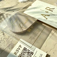 Invitación de Boda Española de Lujo en Acrílico Transparente con Borde Dorado, Monograma AR, RSVP, QR, Impresión Personalizada