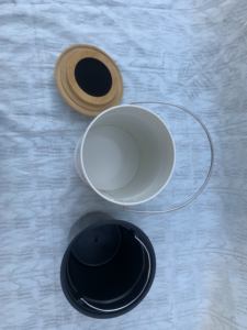 Poubelle de cuisine ronde blanche 3L avec couvercle en bambou et structure intégrée en éponge anti-odeurs - Product Image 6