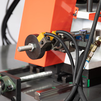 Machine automatique de chanfreinage et de bordage des coins métalliques EF AC60 pour le polissage, l'ébavurage et le chanfreinage des tuyaux avec composants d'engrenage