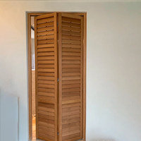 Armoire de rangement respirante en bois massif sur mesure, style médiéval, avec portes et fenêtres à persiennes, décorative et ombrante
