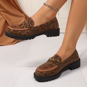 รองเท้าส้นเตี้ยแบบสวมลายเสือดาวสไตล์อังกฤษ รุ่นใหม่สำหรับฤดูใบไม้ร่วง ไซส์ใหญ่ ตกแต่งโลหะ สำหรับผู้หญิง - Product Image 1