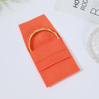 Ensemble de présentation de bijoux orange personnalisé avec logo A1, comprenant une boîte cadeau à motif damier, une insert pour collier, une pochette pour bracelet et une languette de tirage