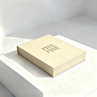 Boîte de shopping en carton bleu foncé de luxe personnalisée, boîtes cadeaux pour vêtements, t-shirts, avec logo en relief, laminage mat et fermeture magnétique