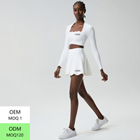Ensemble de sport 2 pièces pour femme, col carré ondulé, taille haute, avec jupe-short respirante et haut de yoga à manches longues avec coussinets