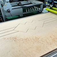 Routeur CNC Hezhi 1325 4 axes pour bois, machine de sculpture 3D/4D sur bois et mousse pour la fabrication de colonnes romaines