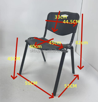 Chaise de formation empilable en plastique avec assise rembourrée et pieds thermolaqués noirs OK-508 pour salles de classe, conférences et sièges publics