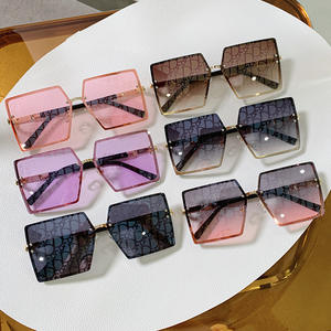 Vente en gros de lunettes de soleil à lentille filigrane carré<span class=keywords><strong>e</strong></span> grande monture à la mode lunettes de soleil de luxe design de marque pour femmes <span class=keywords><strong>2023</strong></span> - Product Image 2
