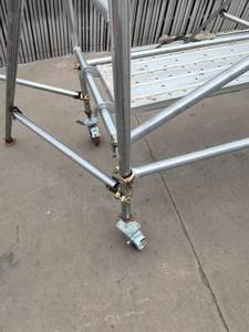 Kit d'échafaudage robuste et <span class=keywords><strong>polyvalent</strong></span> pour la construction, cadre en tube d'acier peint, supports latéraux en aluminium, base réglable - Product Image 5