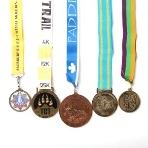 Fabbricazione Logo in lega di zinco Football Soccer Marathon Running Race Sport Design medaglie smaltate incise in metallo personalizzate con nastro