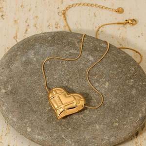 Collar con Colgante de Corazón de Acero Inoxidable de Moda, con Patrón de Rejilla Hueca, al Estilo de las Joyas de Moda de las Blogueras - Product Image 4