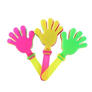 स्वनिर्धारित प्रोमोशनल प्लास्टिक जयकार ताली खिलौने पैर के आकार का हाथ घंटे का लटकन शोर निर्माता के लिए पार्टी