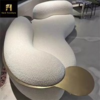 Canapé sectionnel en forme de S en velours crème de style moderne nordique avec table basse pour meubles de salon de maison ou d'hôtel pour villas