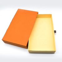 Boîte d'emballage pour bijoux avec logo personnalisé, laminage mat et gaufrage, carton gris, forme personnalisée