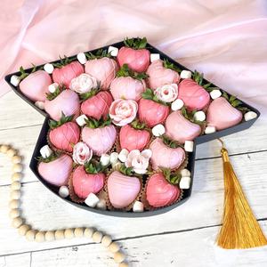 Boîte en forme de toque de remise de diplôme 2026 pour fraises enrobées de chocolat, plateau de charcuterie et friandises - Product Image 1