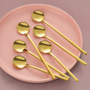 Petite cuillère en acier inoxydable de style coréen avec long manche pour les desserts à la crème glacée au thé au lait et au café Finition en métal doré pour cadeaux - Product Image 1