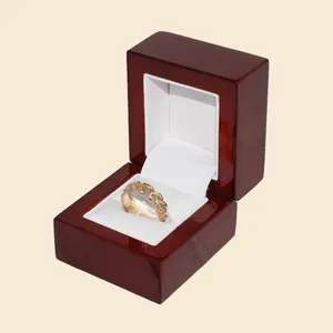 Caja de embalaje para joyería, anillo de madera pequeño de lujo con logotipo personalizado, venta al por mayor