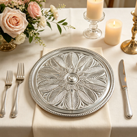 Assiette de présentation ronde en plastique PP durable, motif floral gaufré rouge classique, pigmentée, pour fêtes et événements formels