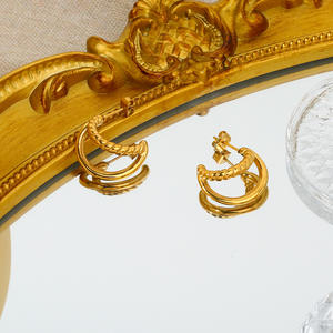 Pendientes tipo huggie en forma de C, chapados en oro de 18k, de acero inoxidable, con diseño geométrico en forma de luna, para mujer, pendientes de moda. - Product Image 4