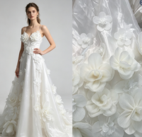 Tissu satiné plissé floral 3D fait main, maille brillante blanche, textile floral 3D pour robe de mariée, robe de soirée