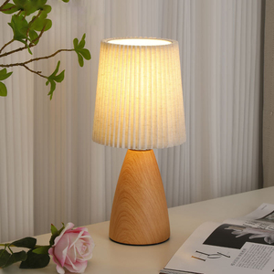 Lámpara de mesa de tela con pantalla de papel plisado y base de cerámica Lámpara de mesa interior estilo Wabi-sabi - Product Image 1