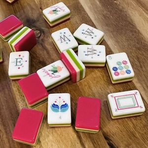 Jeu de Mahjong en Acrylique Rouge Rose Version Américaine avec Sac de Rangement et Pions - Product Image 2