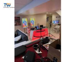 Table de diffusion de lumière LED de luxe moderne, table de présentation de nouvelles télévisées, table de studio de télévision avec matériau en bois